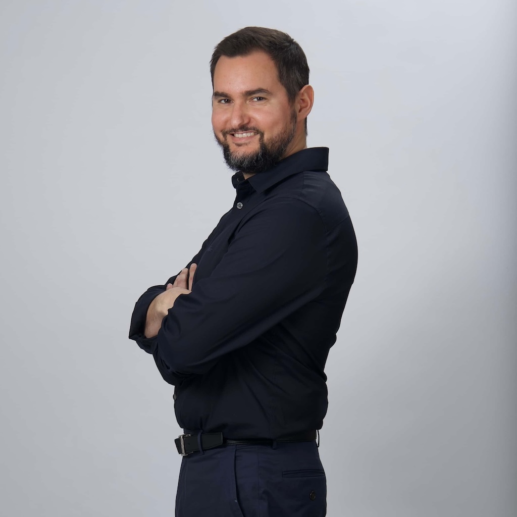 ortrait professionnel de Geoffrey Warembourg, fondateur de les meilleures franchises, souriant en chemise noire